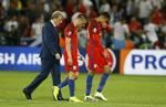 eftertanker. Englands træner Roy Hodgson forlader banen med Jamie Vardy og Dele Alli. Træneren havde satset med et reservepræget engelsk hold mod Slovakiet. 