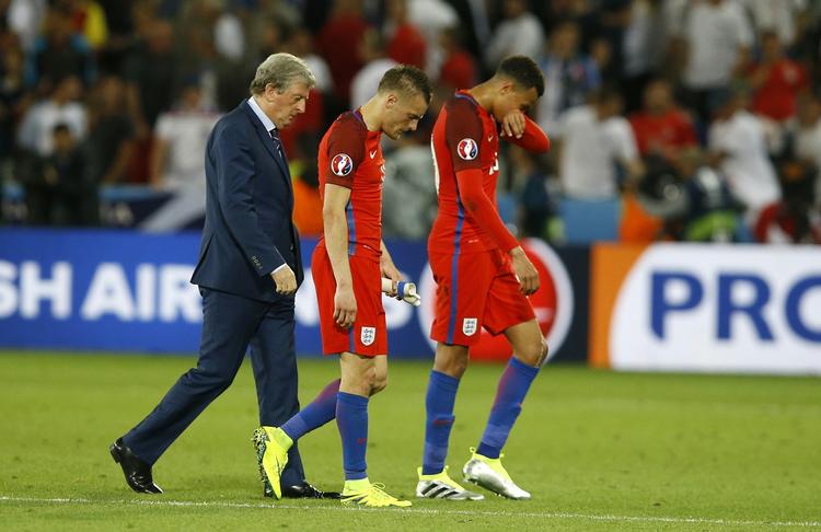 eftertanker. Englands træner Roy Hodgson forlader banen med Jamie Vardy og Dele Alli. Træneren havde satset med et reservepræget engelsk hold mod Slovakiet. 