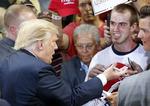 Pistolangreb. Republikanernes præsidentkandidat Donald Trump var tæt ved at blive angrebet af en ung mand under et vælgermøde i USA. 
