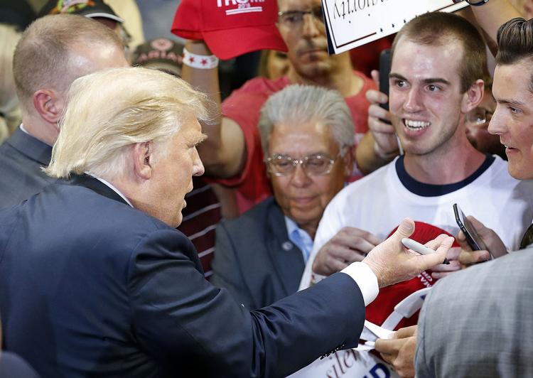 Pistolangreb. Republikanernes præsidentkandidat Donald Trump var tæt ved at blive angrebet af en ung mand under et vælgermøde i USA. 