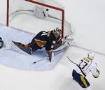 Rekordløn. Frederik Andersen skifter klub i NHL og bliver den højestlønnede danske spiller i amerikansk ishockey. 