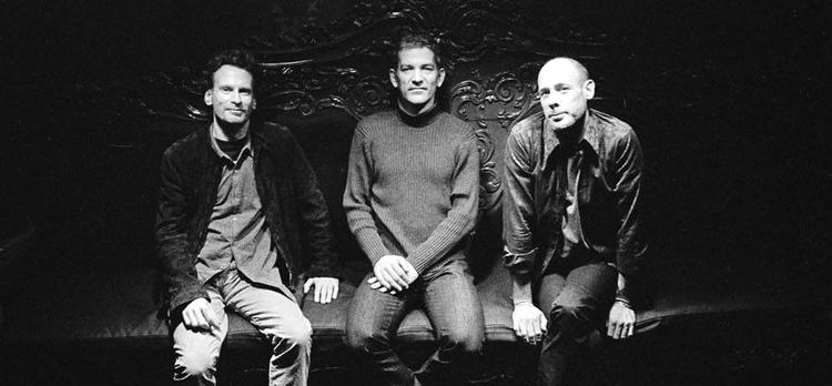 sommerjazz. Brad Mehldau (i midten) leverer med sin trio et lyrisk lydspor til sommernætterne. Foto: Loop Productions 