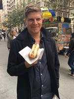 Pølsejagt. Martin blev slemt skuffet første gang han fik en hot dog i New York. Derfor producerer han i dag pølser efter dansk forbillede til amerikanerne. 