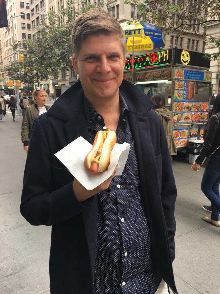 Pølsejagt. Martin blev slemt skuffet første gang han fik en hot dog i New York. Derfor producerer han i dag pølser efter dansk forbillede til amerikanerne. 