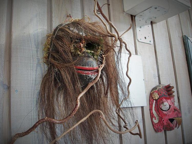 REDE. En gærdesmutte-han har bygget rede i masken, men har endnu ikke lokket en hun til at flytte ind. Privatfoto 