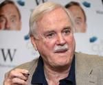 John Cleese skal spille hovedrollen i den nye komedieserie Edith på BBC. Foto: Joel Ryan/Invision/AP 