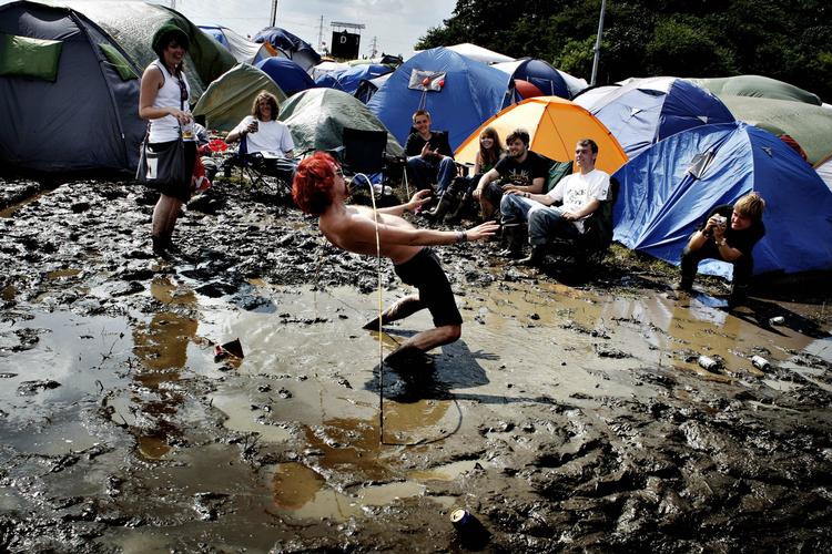 Smat. Roskilde Festival har ofte været en mudret fornøjelse. I år ser det ud til at blive en solrig en af slagsen, men man kan jo aldrig vide ... 