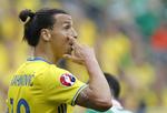 stop. Zlatan Ibrahimovic vil koncentrere sig om fodbold på klubplan efter EM, hvor den svenske stjerne også har spillet svagt. 