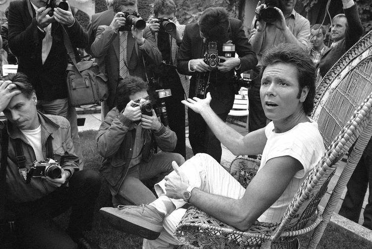 Stødt. BBC's dækning af en ransagning af Cliff Richards hus har fået sangeren til at overveje en retssag. 