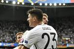 SCORING. Man aner Thomas Müllers berygtede bid, men det var holdkammeraten Mario Gomez, der scorede til 1-0 mod Nordirland. 