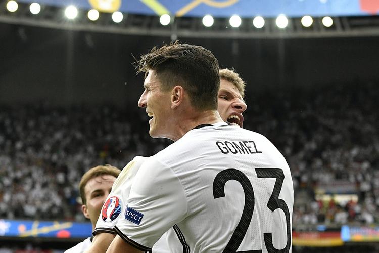SCORING. Man aner Thomas Müllers berygtede bid, men det var holdkammeraten Mario Gomez, der scorede til 1-0 mod Nordirland. 