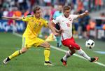 1-0. Polens Jakub Blaszczykowski (th) gjorde et godt indhop i kampen mod Ukraine - og blev matchvinder. 