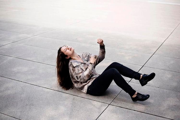 Krop og kosmos. Ida Marie Hede har sin helt egen stemme i det danske forfatterlandskab. Eksperimenterende, meget nysgerrig, kompromisløs og optaget af at udfordre konforme forestillinger. Foto: Sofie Amalie Klougart 