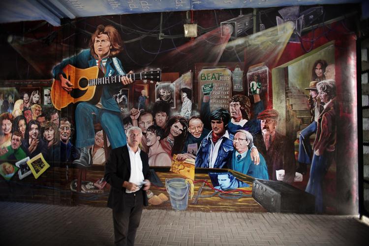 HELTE. Kunstnerne Danny Devenney og Marty Lyons har malet deres helte i en port i Commercial Court i Belfast. George Best (blå cowboyjakke) ses sammen med en række andre stjerner. 