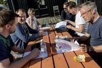 Holdet. Seks bookere står bag Roskilde Festivals kæmpestore program. Her er det samlet til årets sidste møde i maj. Fra venstre Anders Wahrén, Stefan Gejsing, Marianne Ifversen, Claes Roepstorff, Thomas Sønderby Jepsen og Peter Hvalkof. 