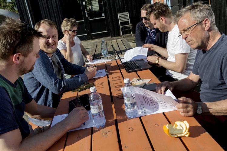 Holdet. Seks bookere står bag Roskilde Festivals kæmpestore program. Her er det samlet til årets sidste møde i maj. Fra venstre Anders Wahrén, Stefan Gejsing, Marianne Ifversen, Claes Roepstorff, Thomas Sønderby Jepsen og Peter Hvalkof. 