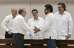 Fredsforhandlinger. Colombias regering og FARC har i lang tid forhandlet om en våbenhvile. Her ses de to parter i forhandlinger sidste år på Cuba. 
