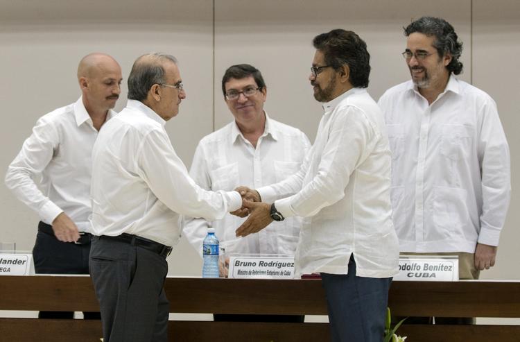 Fredsforhandlinger. Colombias regering og FARC har i lang tid forhandlet om en våbenhvile. Her ses de to parter i forhandlinger sidste år på Cuba. 