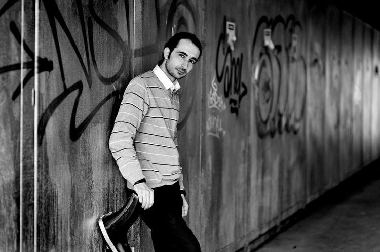 mahmoud og hans oud. Maher Mahmoud er mere til musik end krig og våben. »Jeg elsker mit instrument meget mere«, fortæller han. Maher spiller oud, som er et strengeinstrument, der ligner en lut. Siden 2012 har han boet i Randers. 