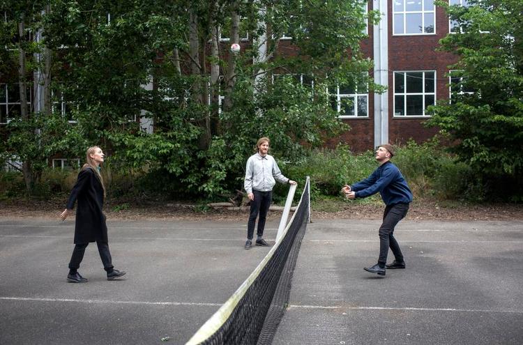 Det spiller. »De tre kompletterer hinanden nærmest magisk« (Politiken, februar 2016). 