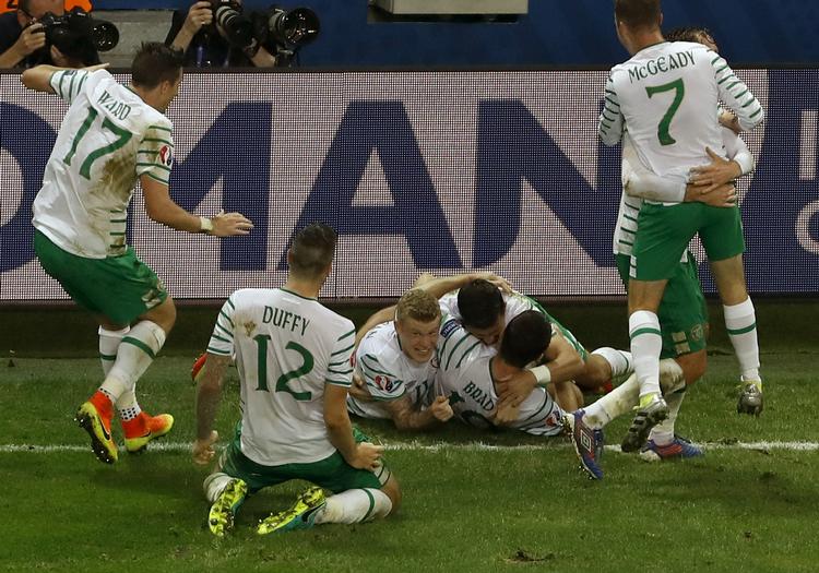 1-0. For første gang i tre EM-slutrunder er Irland videre fra gruppespillet, og det blev fejret på sidelinjen i Lille. 