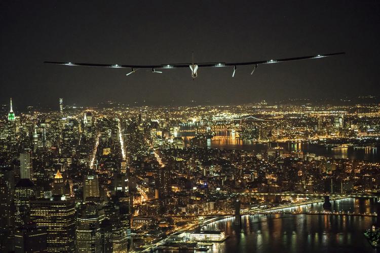 smukt. 'Solar Impulse 2' i luften over Manhattan. 