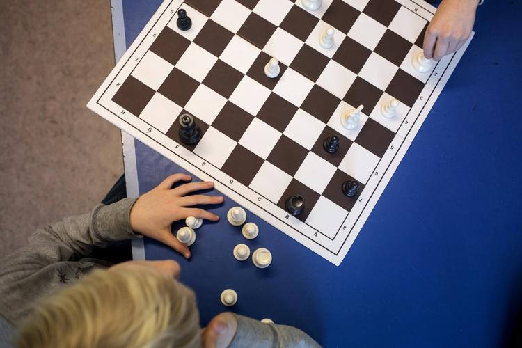 I dag deltager rekordmange skoler i Skolernes Skakdag. Mens elever i alle aldre rykker brikkerne frem og tilbage på brættet dyrker de avanceret hjernegymnastik.  