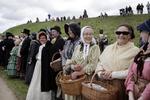 OMKLÆDNING. Gruppen ’Borger 1849’ er iklædt datidens klædedragter. 