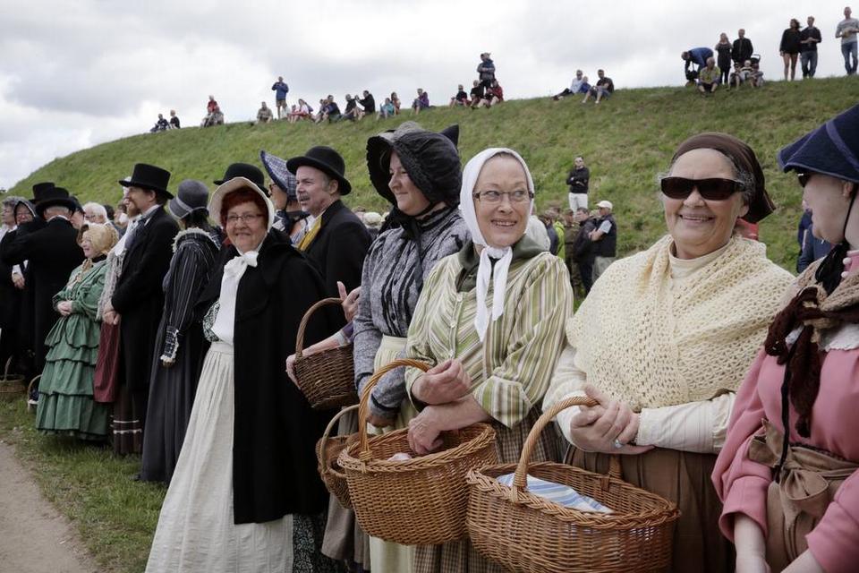OMKLÆDNING. Gruppen ’Borger 1849’ er iklædt datidens klædedragter. 