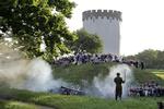 KANONSALUT. 6. juli klokken 06.30 affyrer nutidens soldater fra Telegrafregimentet 27 skud med et minuts mellemrum på Prins Georgs Bastion. 