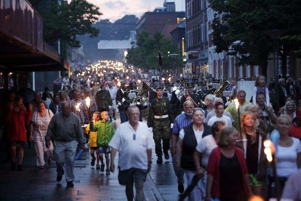 FAKKELTOG. 5. juli om aftenen går fredericianerne i tusindtal i fakkeltog fra Landsoldatpladsen til Bülows Plads. 