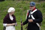 HYGGESNAK. Landsoldaten Erik Grarup får sig en snak med marketendersken Susanne. 