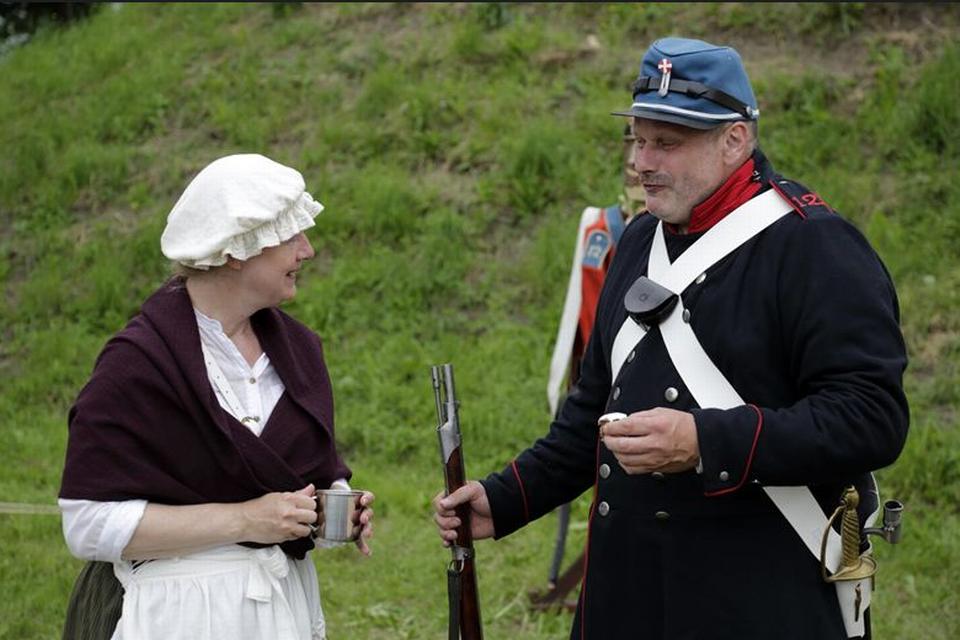 HYGGESNAK. Landsoldaten Erik Grarup får sig en snak med marketendersken Susanne. 