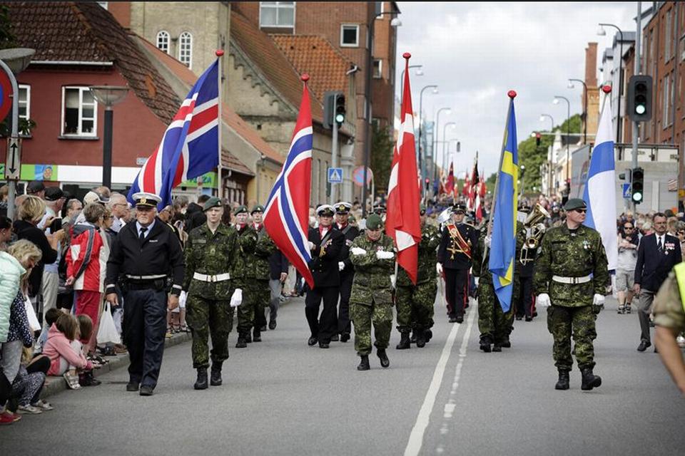 PROCESSION. 6. juli går orkestrene først i sørgemarch og slår senere over i sejrsmarch. 