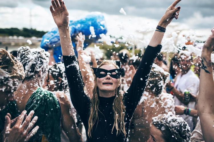 Skumfest. Her er det fra Roskilde Festival, men mon ikke det bliver samme koncept på lørdag, når Sunday afholder skumfest. 