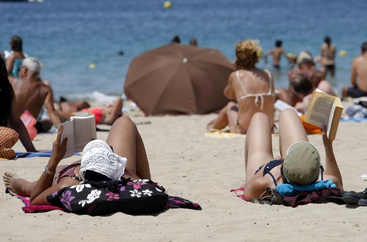Strandbog. Mangler du en god bog som selskab på stranden? Politikens anmeldere giver dig fem af slagsen. 