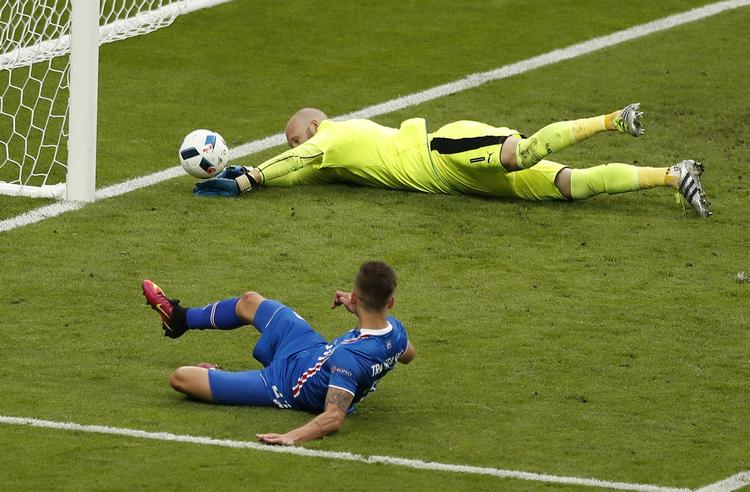Østrigs målmand Robert Almer strækker sig forgæves efter afslutningen fra Arnor Ingvi Traustason, der sikrer Island en sensationel sejr på 2-1. 