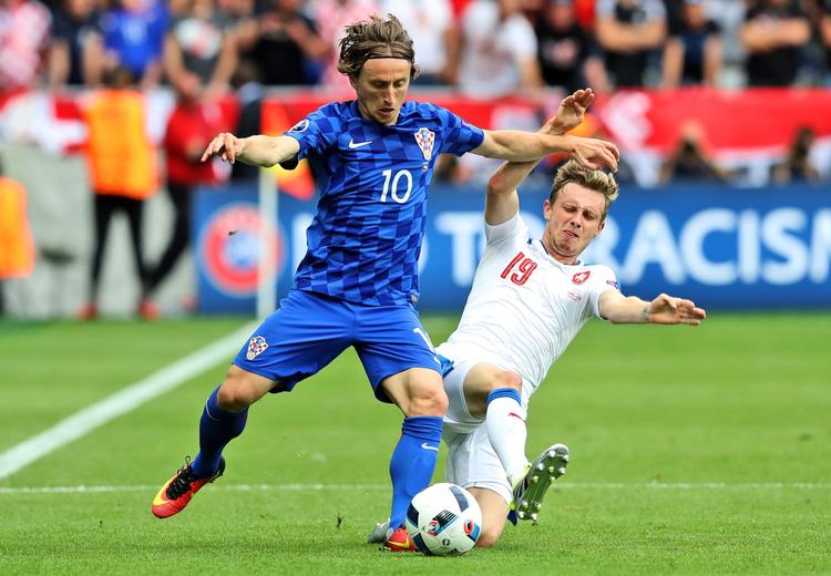 dirigent. Kroatiens Luka Modric har trods sin ringe størrelse udviklet sig til en midtbanespiller, der både kan rydde op defensivt og skabe de offensiven overraskelser. 