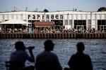 Dimensioneret. Papirøen i København skal have svømmehal, foreningslokaler og et kunstcenter, mener hovedstadens kulturpolitikere, som dog afviser forslag om kæmpe udstillingshal. 