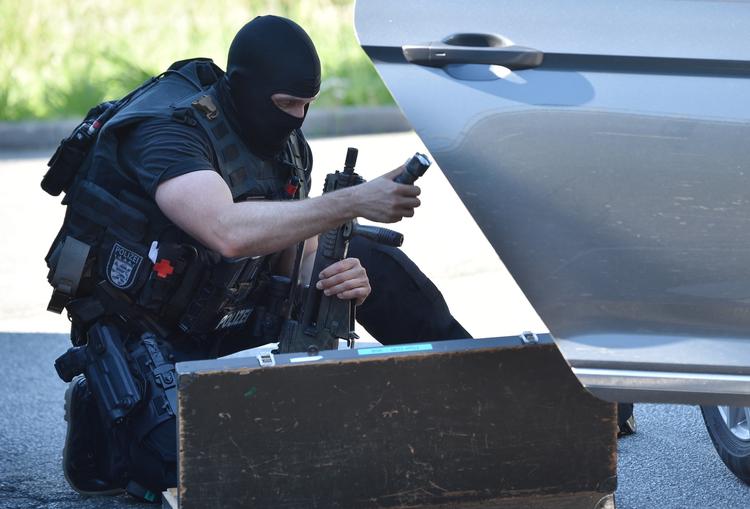 Terrorfrygt. En tysk politimand foran biografen i byen Viernheim, hvor en mand i dag blev dræbt efter, at han iført maske affyrede flere skud med en gaspistol. 