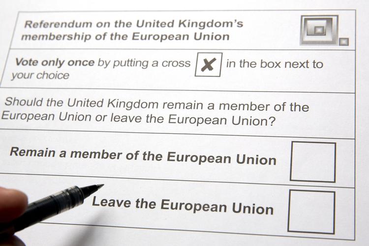 Stay/Leave? Briterne strømmer i dag til stemmeurnerne for at afgøre, om Storbritannien skal forblive medlem af EU, eller om de skal melde sig ud af unionen. Et valg, der kan få konsekvenser for de mange danskere, der bor i Storbritannien. 