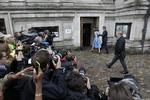 Afstemning. Premierminister David Cameron og hustruen Samantha ankommer til deres valgsted tidligere i dag. Flere politikere ser nu kritisk tilbage på valgkampen for og imod forsat britisk medlemskab af EU. 