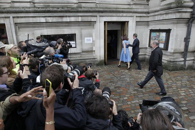 Afstemning. Premierminister David Cameron og hustruen Samantha ankommer til deres valgsted tidligere i dag. Flere politikere ser nu kritisk tilbage på valgkampen for og imod forsat britisk medlemskab af EU. 