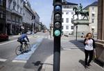 OMBYGNING. Efter en række alvorlige cyklist-uheld fik Bredgade en trafiksikring, der nu skal fjernes. Nu strides politikerne om processen bag den udskældte beslutning. 