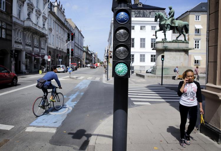 OMBYGNING. Efter en række alvorlige cyklist-uheld fik Bredgade en trafiksikring, der nu skal fjernes. Nu strides politikerne om processen bag den udskældte beslutning. 
