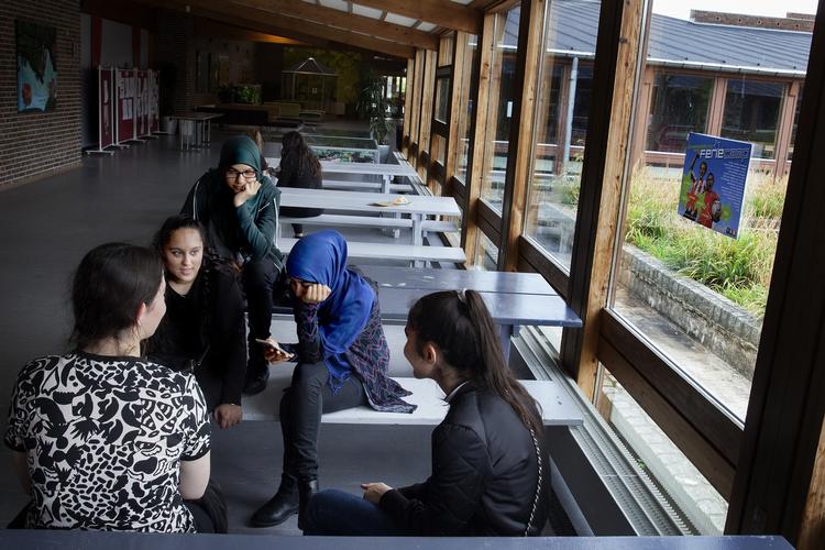 frikvarter. Elever fra 8. U. på Peder Lykkes Skolen på Amager har frikvarter. I pausen holder de sig indendøre. Fordi de kan. 