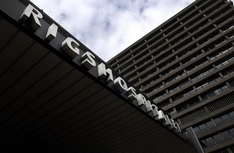 Millionfusk. Københavns Byret har i dag afsagt dom i sagen mod en overlæge fra Rigshospitalets Hjertecenter, som var tiltalt for at fuske med forskningsmidler for flere millioner kroner. 