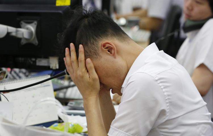 Nedtur. De asiatiske aktiemarkeder har taget store tæsk i kølvandet på det britiske exit fra EU, og aktiekurserne er faldet med omkring 8 procent. I Europa spås tabet at blive endnu større. Her ses en sydkoreansk valutahandler på børsen i Seoul. 