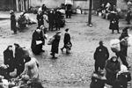 folkemord. Omkring 6 millioner jøder blev dræbt under Hitlers jødeudryddelse. Her sendes jøder ud af Litauen, angiveligt til Estland, hvor 99 pct. af landets jødiske befolkning blev dræbt. Snyder sammenligner fejlagtigt Estland med Danmark. I Danmark overlevede 99 pct. af jøderne. 
