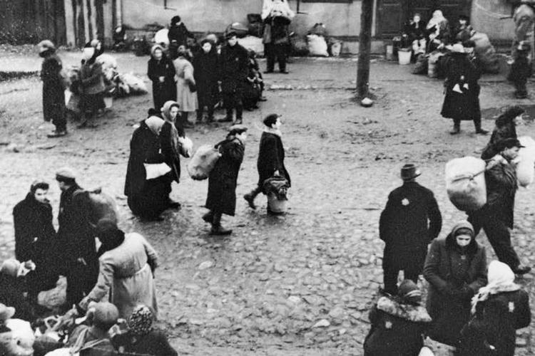 folkemord. Omkring 6 millioner jøder blev dræbt under Hitlers jødeudryddelse. Her sendes jøder ud af Litauen, angiveligt til Estland, hvor 99 pct. af landets jødiske befolkning blev dræbt. Snyder sammenligner fejlagtigt Estland med Danmark. I Danmark overlevede 99 pct. af jøderne. 